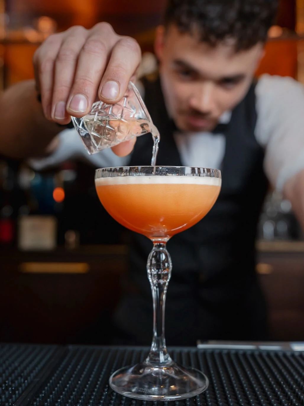 Un cocktail préparé au bar des Romantiques