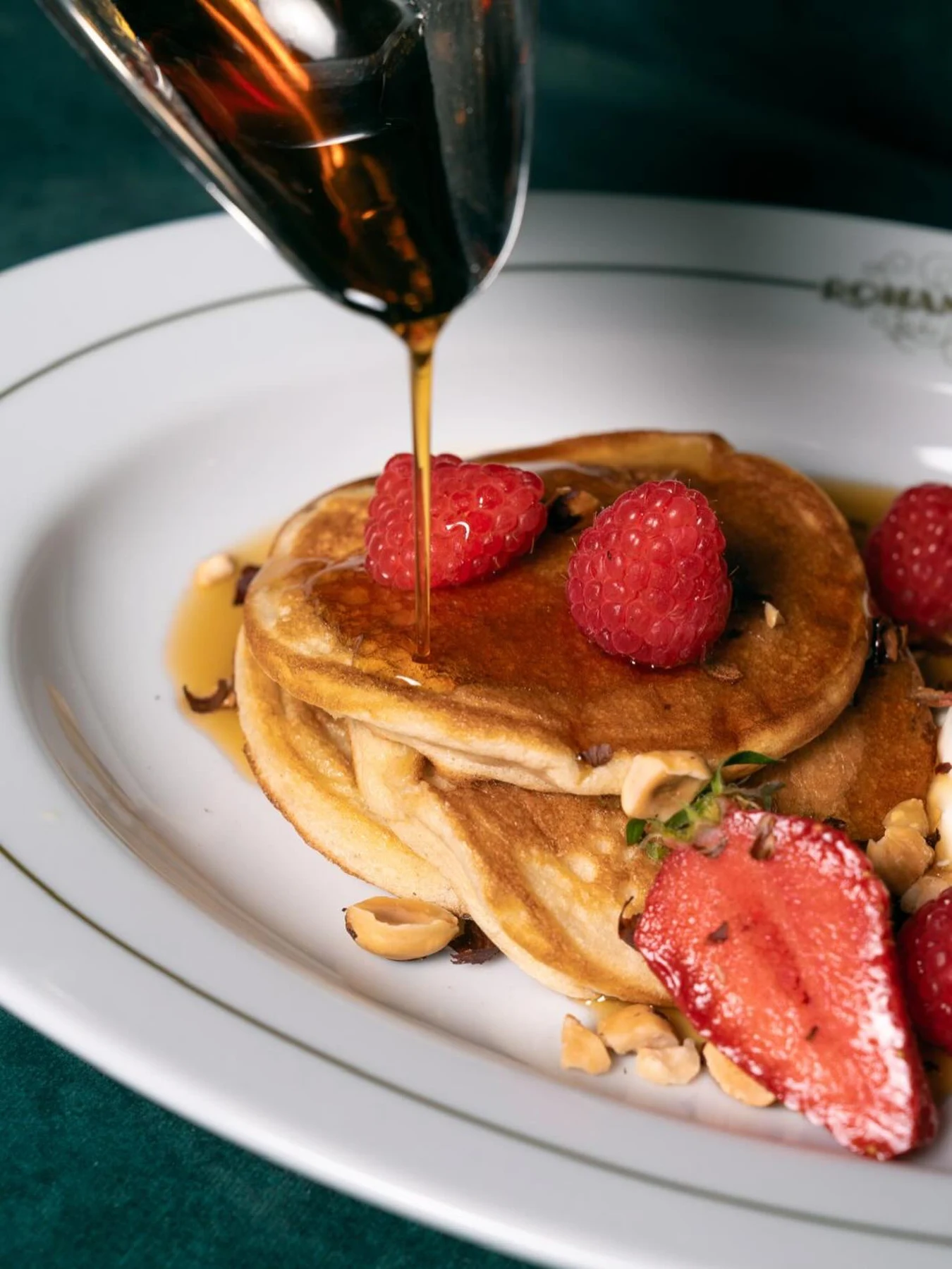 Pancakes, fruits rouges et sirop au petit déjeuner