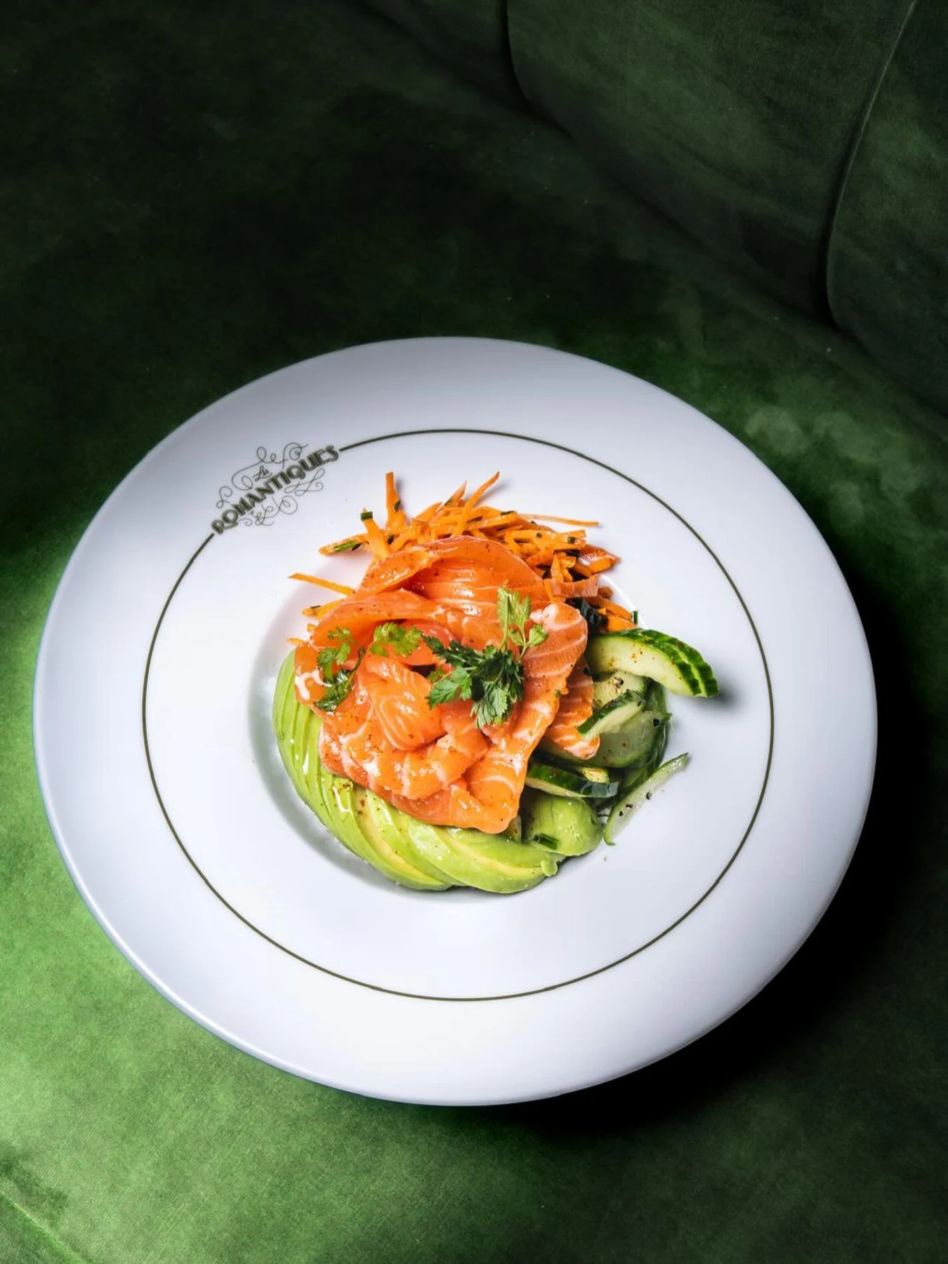 Tartare de saumon et avocat servi sur une assiette Les Romantiques
