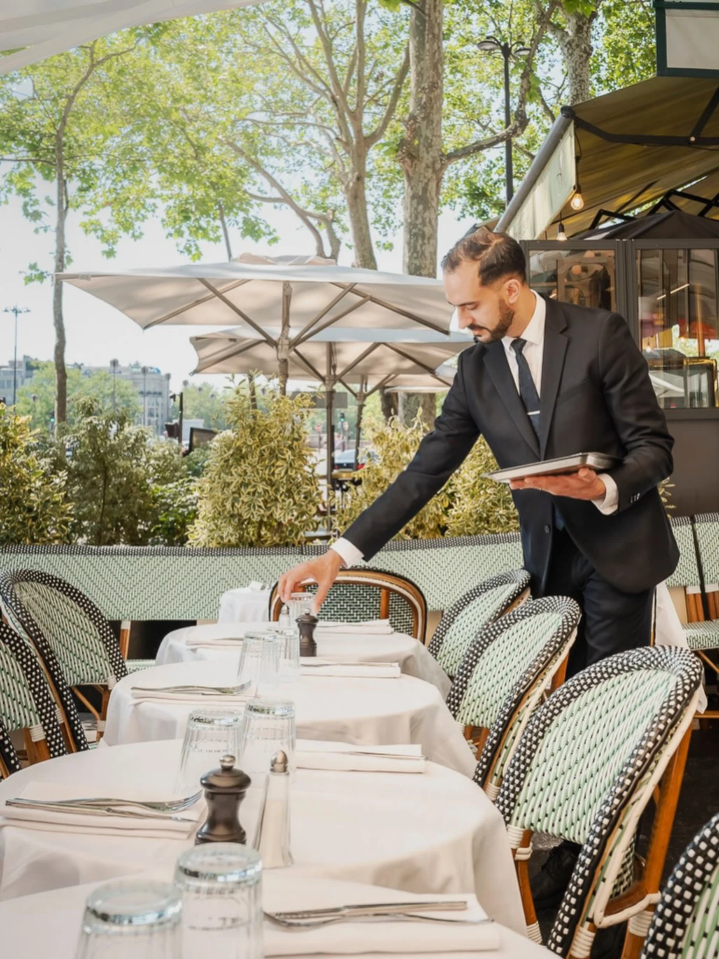 Un service attentionné sur la terrasse des Romantiques